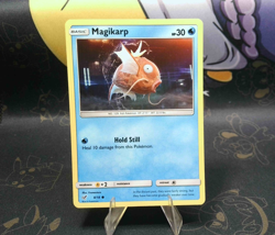 MAGIKARP 8/18 DETECTIVE PIKACHU POKEMON (HOLO COMMON, LP) - Image 1