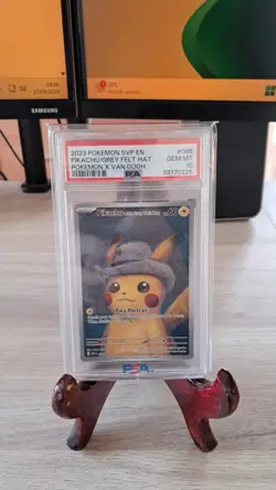 PIKACHU GREY FELT HAT POKEMON X VAN GOGH SVP EN SV BLCK STR PRM 2023 085 PSA 10 - Image 1