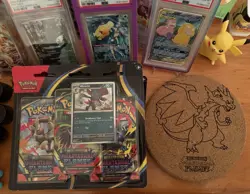 Pokemon - Phantasmal Flames - 3 Pack Blister -Random Promo + engraved cork mat - Image 1