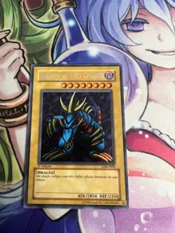 TRI-HORNED DRAGON PORTUGUESE 1ST EDITION LOB-000 LDB-P000 LIGHT PLAY YUGIOH - Image 1
