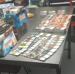 Magic: The Gathering Mixed Card Lot Red Blue Green Foil & Regular Standard Size - Image 1