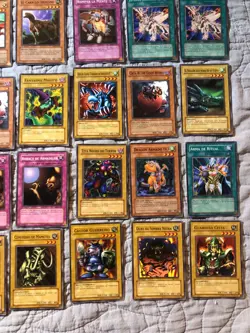 Vintage Lot Of 103 Spanish 1st Edition Yu-Gi-Oh Cards Mixed Sets - Image 4