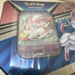 POKEMON TCG SYLVEON V HEROES TIN SPRING 2022 (5 BOOSTER PACKS + PROMO) - Image 2