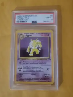 1999 POKEMON FOSSIL 1ST ED #8 HYPNO-HOLO PSA 8 - Image 1