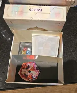 Disney Lorcana: Fabled Illumineer’s Trove – Box, Dice, Lore Counter & Dividers - Image 1