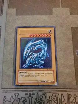YUGIOH BLUE-EYES WHITE DRAGON SDK-001 ULTRA UNLIMITED ED NM/VLP VER. 2 - Image 1