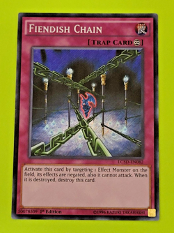 Yu-Gi-Oh Fiendish Chain 1st Edition Secret Rare LC5D-EN082 Lp - Image 1