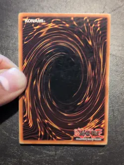 Yu-Gi-Oh! ULTRA RARE HOLO CARD DARK MAGICIAN DB1-EN102 LP - Image 4