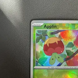 Applin (Master Ball Pattern) 009/131 - Pokemon Prismatic Evolutions - NM - HOLO - Image 3