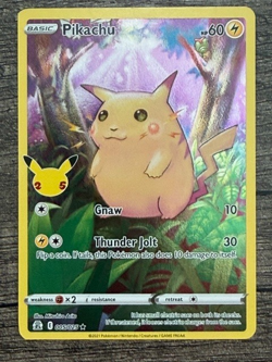 POKEMON FULL ART PIKACHU 005/025 RARE CELEBRATIONS 2021 LP-NM + ARCEUS SLEEVE - Image 1