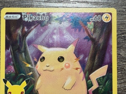 POKEMON FULL ART PIKACHU 005/025 RARE CELEBRATIONS 2021 LP-NM + ARCEUS SLEEVE - Image 2