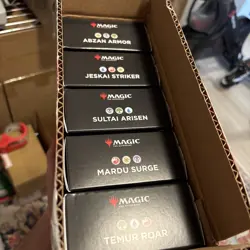 MAGIC THE GATHERING Tarkir: Dragonstorm Commander Deck Bundle Display Case - Image 2