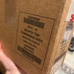 MAGIC THE GATHERING Tarkir: Dragonstorm Commander Deck Bundle Display Case - Image 4