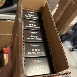 MAGIC THE GATHERING Tarkir: Dragonstorm Commander Deck Bundle Display Case - Image 5