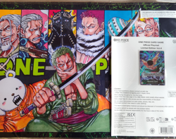 One Piece TGC Official Playmat Vol.4 Eng Inglese Tappeto + Carta Zoro OP12-020 L - Image 1