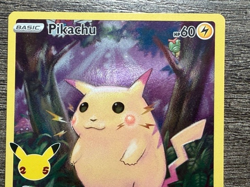 POKEMON FULL ART PIKACHU 005/025 RARE CELEBRATIONS 2021 LP-NM + ARCEUS SLEEVE - Image 2