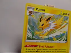 Carte Pokemon " Voltali " PROMO - HOLO - Voltage Eclatant - 047/185 - EB04 - FR - Image 4