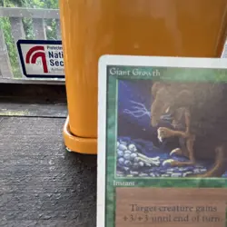 Magic: The Gathering Unlimited Edition Giant Growth Instant Card - Image 2