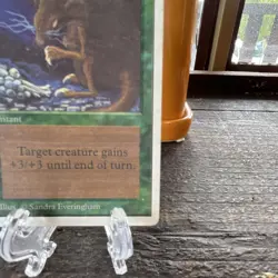 Magic: The Gathering Unlimited Edition Giant Growth Instant Card - Image 4