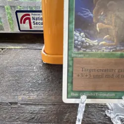 Magic: The Gathering Unlimited Edition Giant Growth Instant Card - Image 5