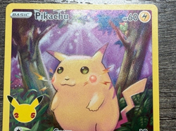 POKEMON FULL ART PIKACHU 005/025 RARE CELEBRATIONS 2021 LP-NM + ARCEUS SLEEVE - Image 2