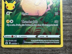 POKEMON FULL ART PIKACHU 005/025 RARE CELEBRATIONS 2021 LP-NM + ARCEUS SLEEVE - Image 3