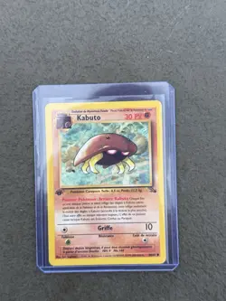 Pokemon Kabuto 1st Edition Fossil 50/62 – French – MP (Small Crease) – Vintage - Image 1