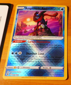 POKEMON FRANCAISE CARD HOLO CARTE AMPHINOBI 046/189FR MINT 2022 - Image 1
