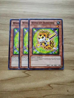 Yu-Gi-Oh! - Wind-Up HoneyBee 3X - Complete Playset - Image 1