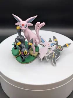 Pokemon TCG: Prismatic Evolutions Figure Collection Umbreon+Espeon Pin+Figurine - Image 1