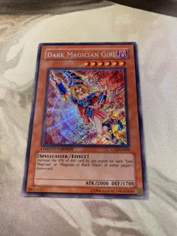 Yugioh Dark Magician Girl CT2-EN004 2005 Holo Secret Rare Limited Edition - Image 2
