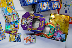 HUNDREDS OF UNSORTED COLLECTABLE POKEMON CARDS AND MISC POKEMON ITEMS - Image 5