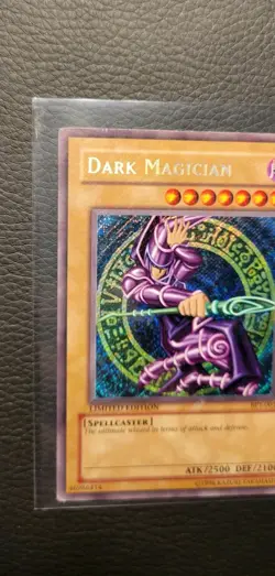 Yu-Gi-Oh! Dark Magician 2002 Tin Secret Rare Holo BPT-001 2500/2100 Eng - Image 2