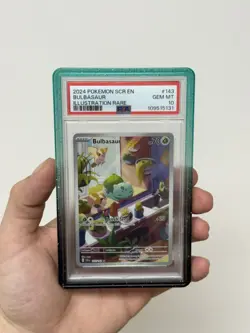 2024 Pokemon SCR EN Bulbasaur 143/142 Illustration Rare PSA 10 - Image 3