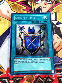 Knight's Title rod-en002 (LP) Prismatic-Secret Rare Yu-Gi-Oh! - Image 1