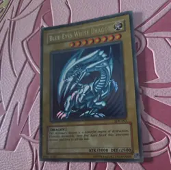 Vintage Konami Yu-Gi-Oh | Blue-Eyes White Dragon | Ultra Rare Unlimited SDK-001 - Image 3