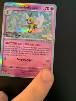 Carte Pokemon : Rubombelle de Lilie SVP 183 STAFF Promo Ecarlate & Violet NEUF - Image 2