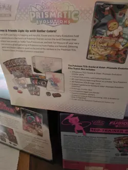 Pokemon Top Trainer Boxen Fusion Angriff Ewige Rivalen Prismatic Evolutions - Image 3