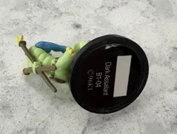 Yu-Gi-Oh Dungeon Dice Monsters Dark Assailant Figure (B1-04) and Card Vintage - Image 3