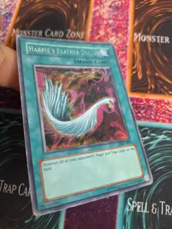 Yugioh Harpie's Feather Duster SDD-003 Prismatic Secret Rare Unlimited MP/HP - Image 2