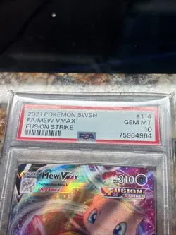 2021 POKEMON SWORD & SHIELD FUSION STRIKE #114 FULL ART/MEW VMAX PSA 10 GEM MINT - Image 2