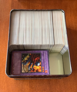 Yu-Gi-Oh! Blue-Eyes White Dragon Collector Tin (With 400 Cards) - Image 2