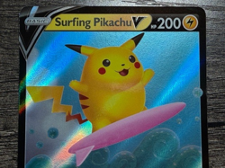 POKEMON FULL ART SURFING PIKACHU V 008/025 ULTRA RARE + NEW ARCEUS SLEEVE LP-NM - Image 2