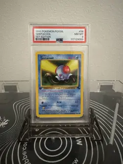 1999 POKEMON FOSSIL 1ST EDITION #56 TENTACOOL PSA 8 - Image 1