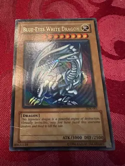 Blue-Eyes White Dragon SDK-001 Unlimited Ultra Rare Creased - Image 1