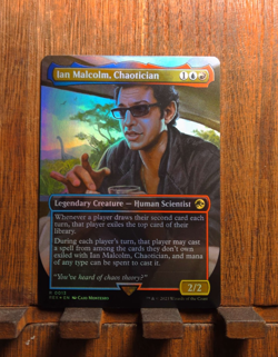 MTG Ian Malcolm, Chaotician ( FOIL Borderless) Universes Beyond: Jurassic World - Image 2