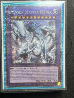 YUGIOH TCG Dragon Master Magia (Quarter Century Secret Rare) BLTR-EN118 LP - Image 1