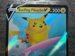 POKEMON FULL ART SURFING PIKACHU V 008/025 ULTRA RARE + NEW ARCEUS SLEEVE LP-NM - Image 2