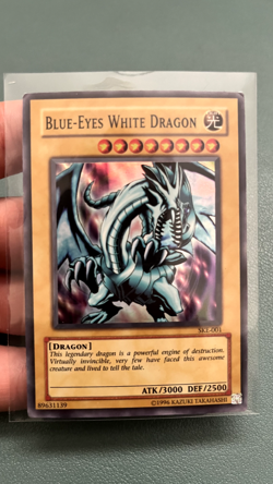 Blue Eyes White Dragon: SKE-001 - MP - Super Rare - YuGiOh - Vintage - 1996 - Image 1