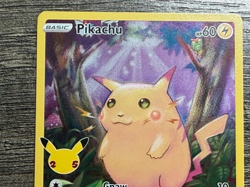POKEMON FULL ART PIKACHU 005/025 RARE CELEBRATIONS 2021 LP-NM + ARCEUS SLEEVE - Image 2